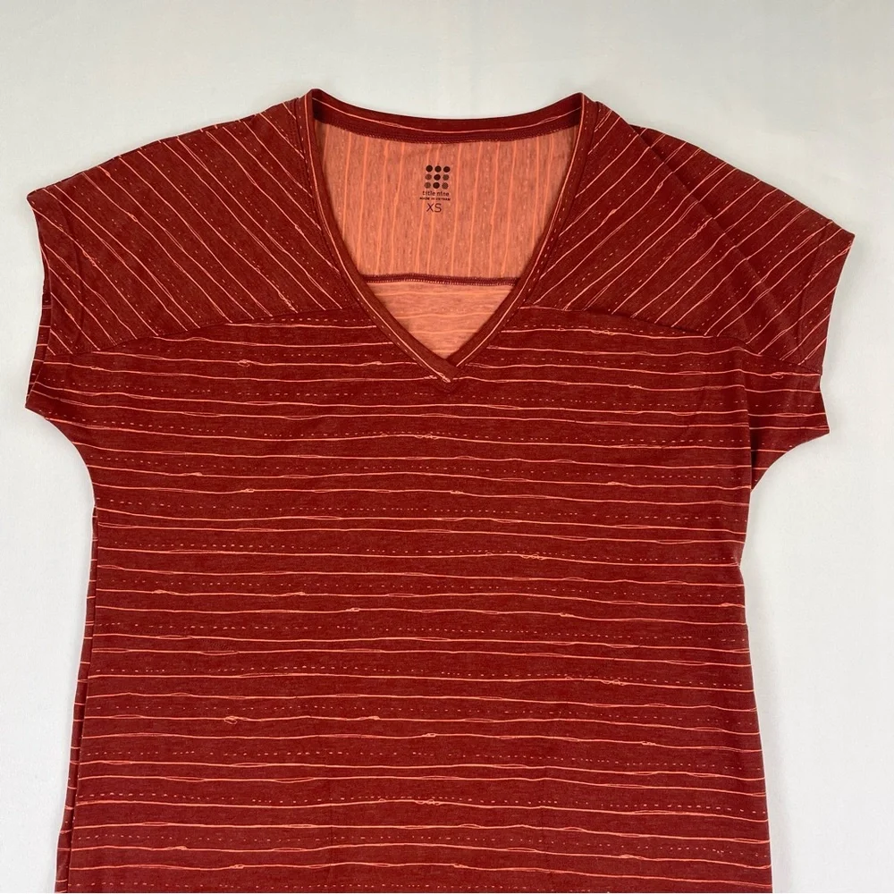 TITLE NINE Hiolani T-Shirt Dress Mirikuru Print Rust Striped V Neck Women’s XS - Picture 2 of 7